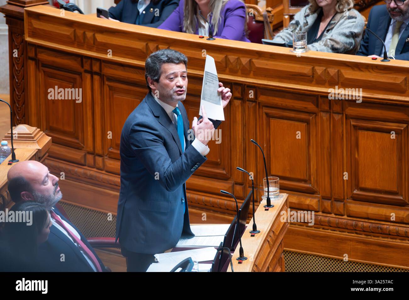 Andre Ventura del partito Chega nella sessione plenaria del Parlamento portoghese per discutere il voto di fiducia richiesto dal gornamento. 11 marzo 2025. Foto Stock