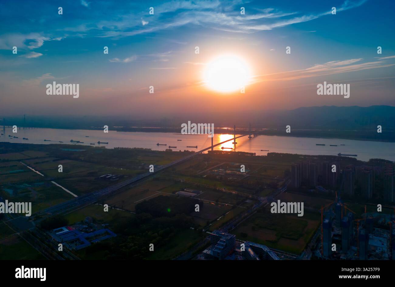 Vista del tramonto del ponte sul fiume Yangtze di Nanjing Jiangxinzhou, Cina Foto Stock