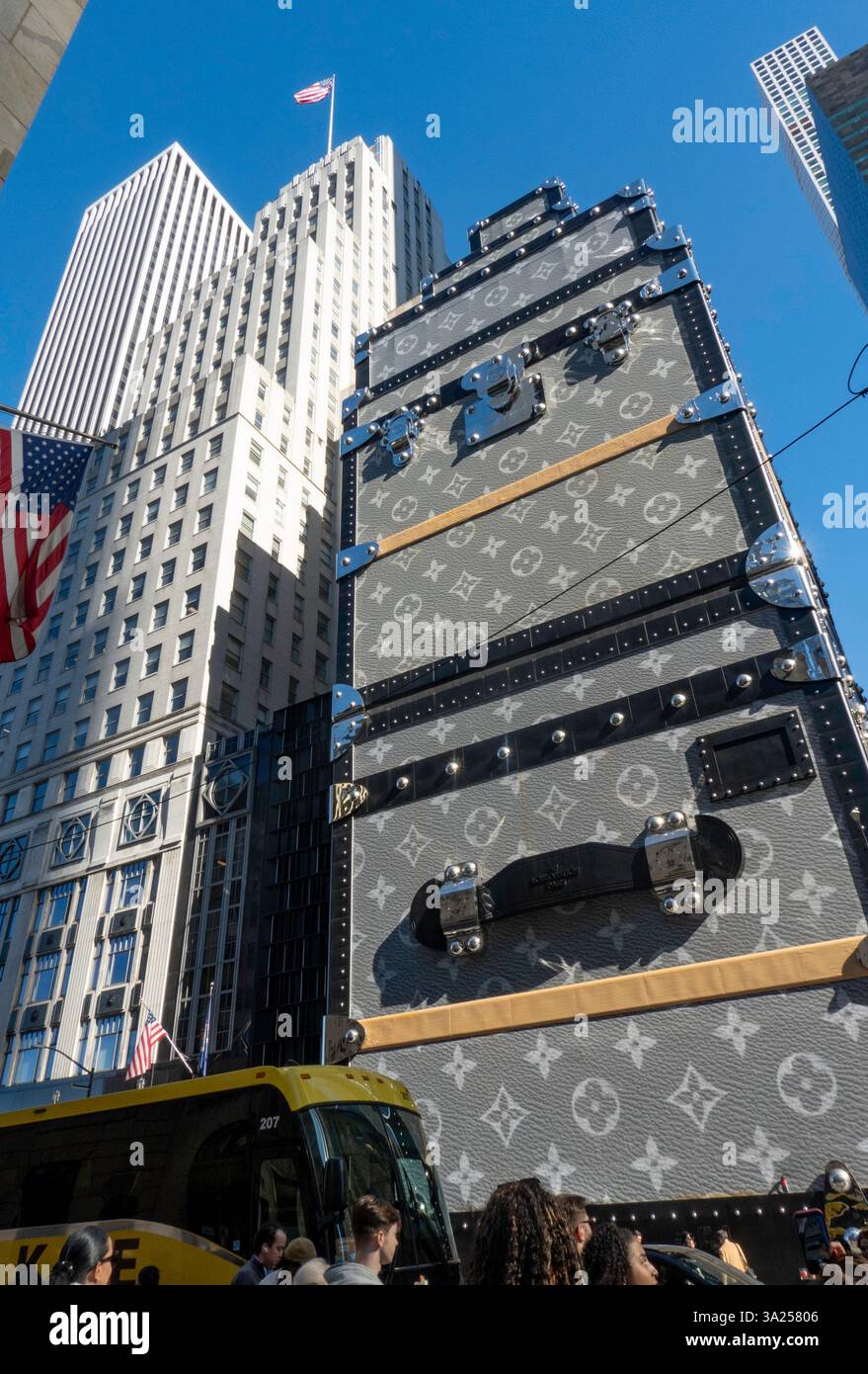 Il flagship store Louis Vuitton Fifth Avenue è coperto da impalcature che ricordano i suoi iconici bagagli durante i lavori di ristrutturazione del 2025, New York City, USA Foto Stock
