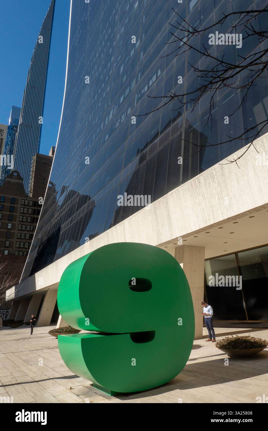 L'edificio Solow è un grattacielo di 50 piani situato al 9 W. 57th Street, 2025, New York City, USA Foto Stock