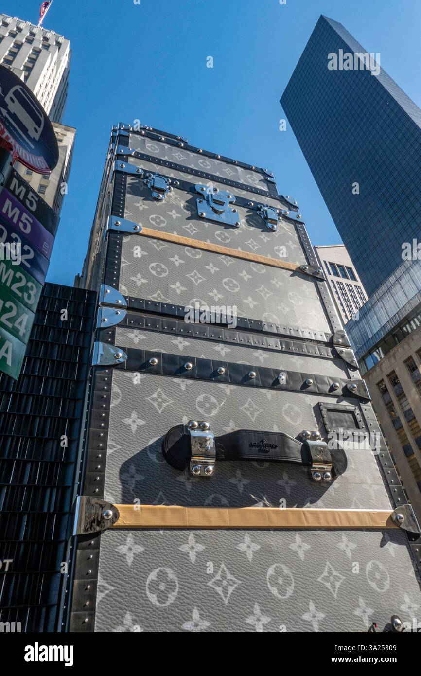Il flagship store Louis Vuitton Fifth Avenue è coperto da impalcature che ricordano i suoi iconici bagagli durante i lavori di ristrutturazione del 2025, New York City, USA Foto Stock