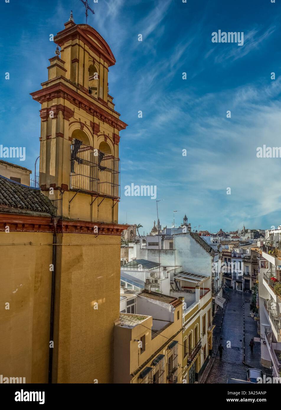 Convento dei tre francescani a Siviglia con elementi tradizionali andalusi, campane della chiesa sullo sfondo blu del cielo Foto Stock