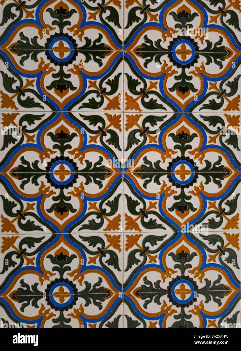 Pareti in ceramica in stile Siviglia, motivi floreali, fantasie geometriche complesse Foto Stock