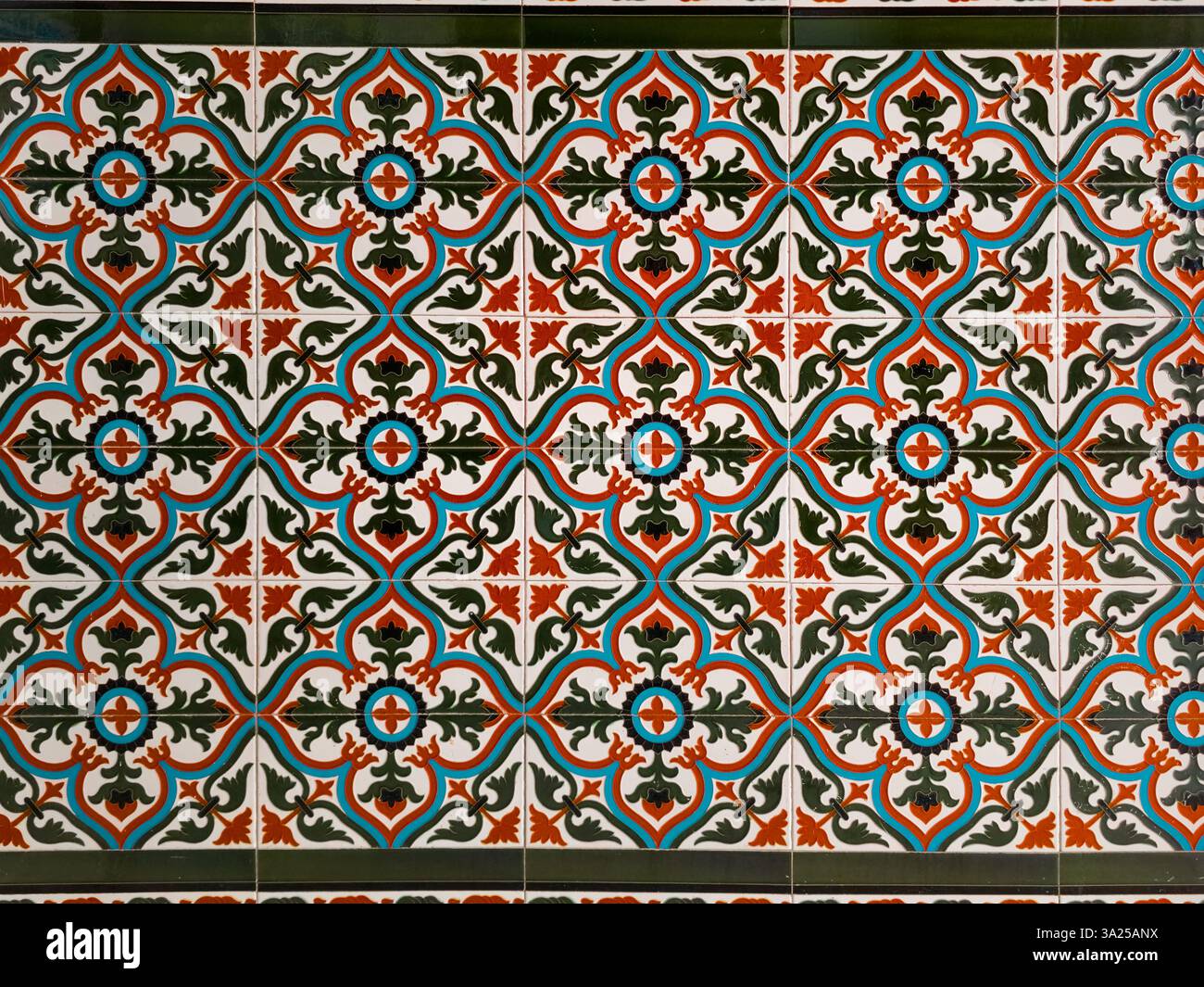 Pareti in ceramica in stile Siviglia, motivi floreali, fantasie geometriche complesse Foto Stock