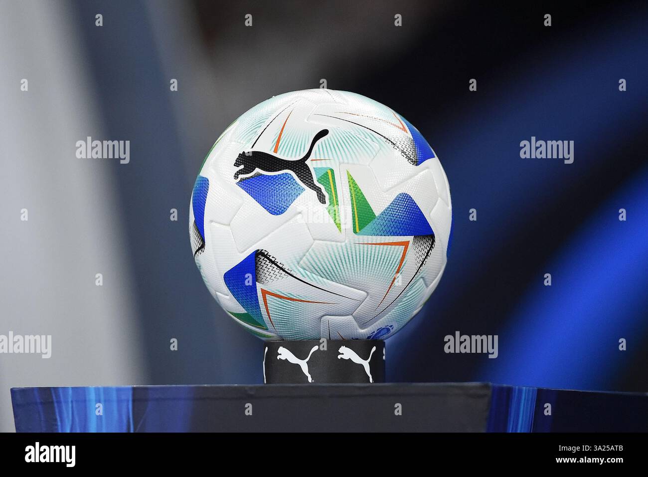 Rio de Janeiro, Brasile, 28 febbraio 2025. Pallone da calcio della finale della Recopa 2025, esposto prima della partita di calcio Botafogo vs Racing, al Foto Stock