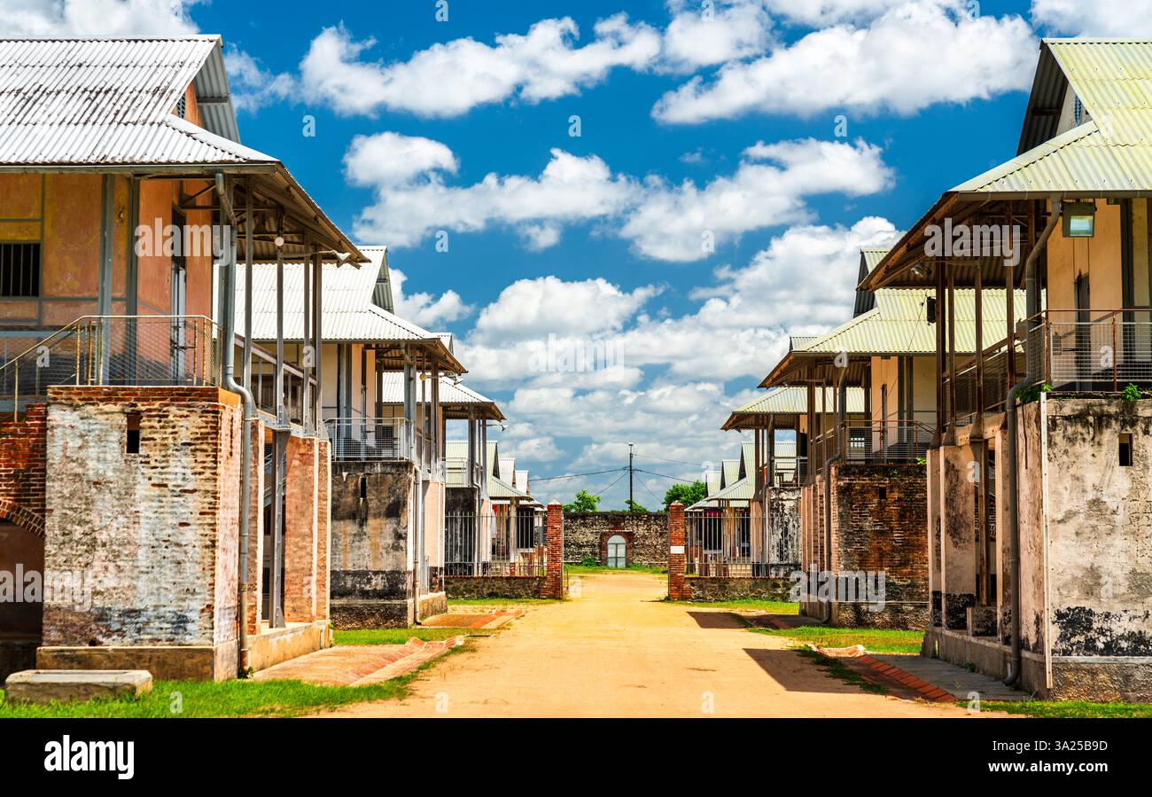 Campo di trasporto a Saint-Laurent-du-Maroni, Guyana francese, ex colonia penale con edifici carcerari in rovina e mura in mattoni invecchiati, preserv Foto Stock