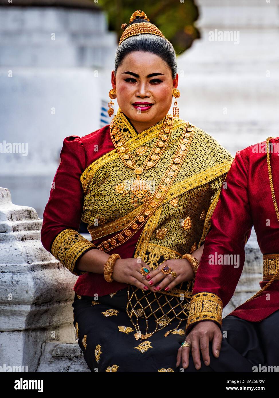 Coppia di nozze laotiana, Luang Prabang, Laos. Abbigliamento tradizionale, celebrazione culturale Foto Stock