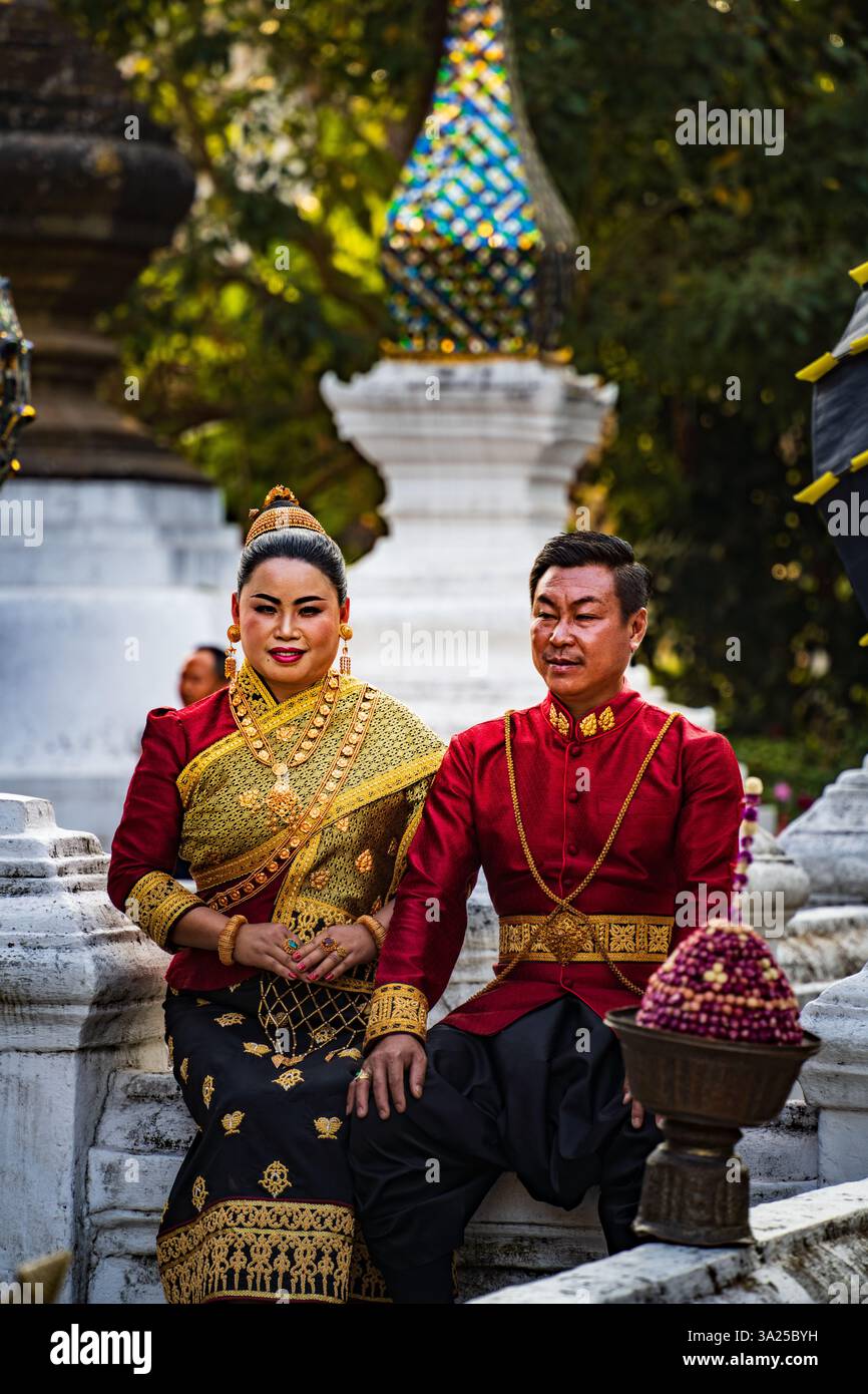 Coppia di nozze laotiana, Luang Prabang, Laos. Abbigliamento tradizionale, celebrazione culturale Foto Stock