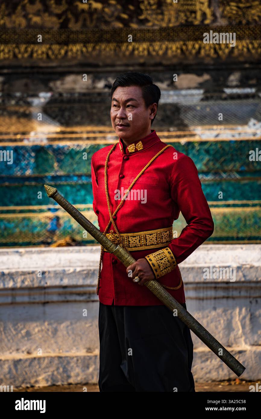 Coppia di nozze laotiana, Luang Prabang, Laos. Abbigliamento tradizionale, celebrazione culturale Foto Stock