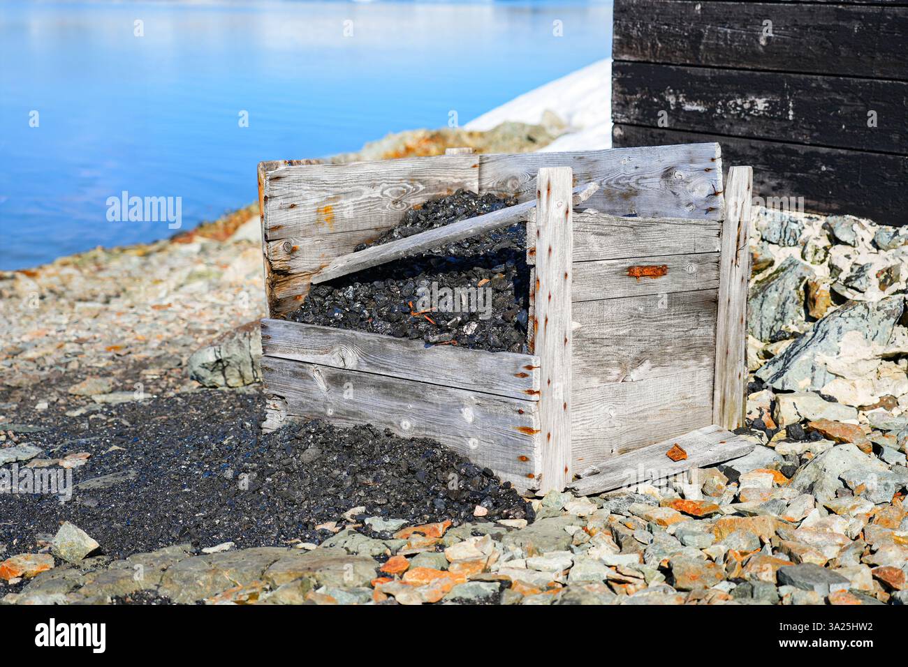 Cassa di carbone fuori da Wordie House, una vecchia stazione di ricerca (base F) costruita sull'isola di Winter nel 1935 e restaurata dall'Antarctic Heritage Trust del Regno Unito Foto Stock