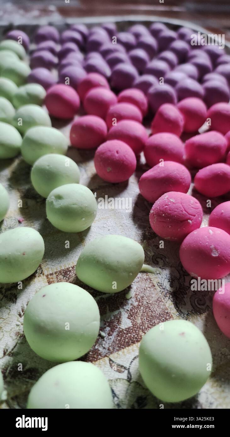Impasto rotondo di palline di riso glutinoso indonesiano in sciroppo di zenzero (Wedang Ronde) Foto Stock