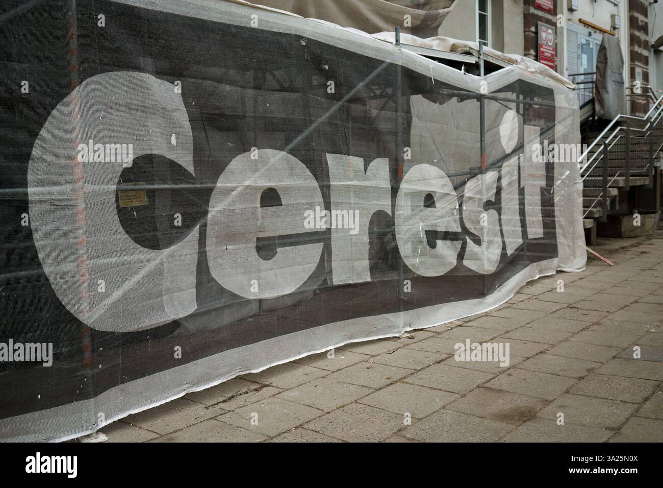 Varsavia, Polonia. 26 gennaio 2025 - grande striscione di costruzione con logo Ceresit in un cantiere edile Foto Stock