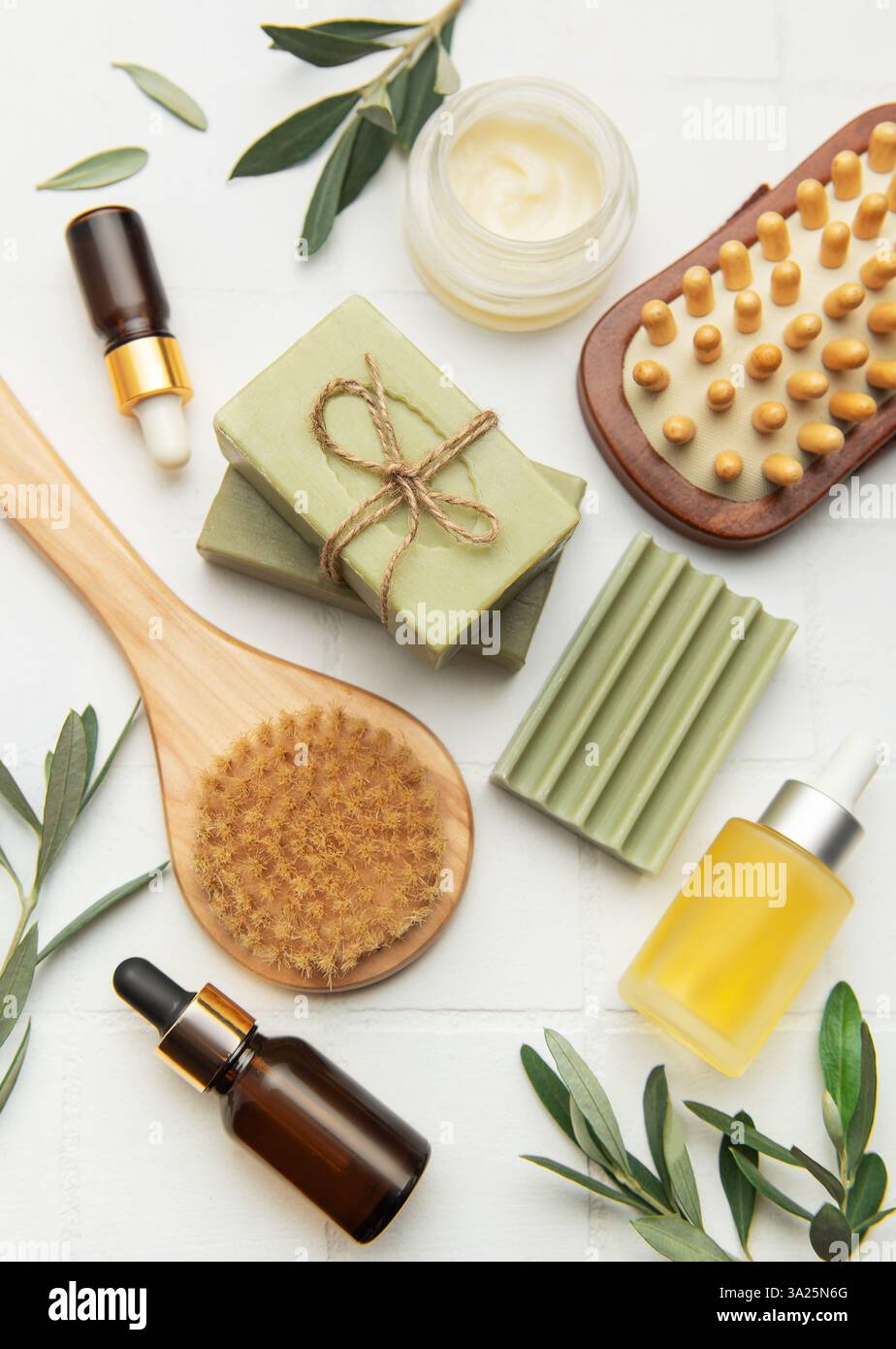 I prodotti di bellezza con olio d'oliva e le spazzole per massaggi creano un rilassante kit spa per la cura della pelle e del corpo Foto Stock