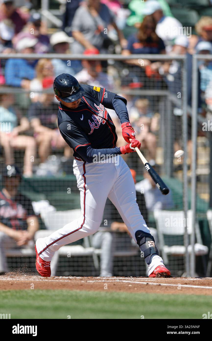 North Port FL USA; la terza base degli Atlanta Braves Austin Riley (27) vola sul campo sinistro durante una partita di allenamento primaverile della MLB contro i Detroit Tigers al CoolToday Park. I Tigers batterono i Braves per 3-1. (Kim Hukari/immagine dello sport) Foto Stock