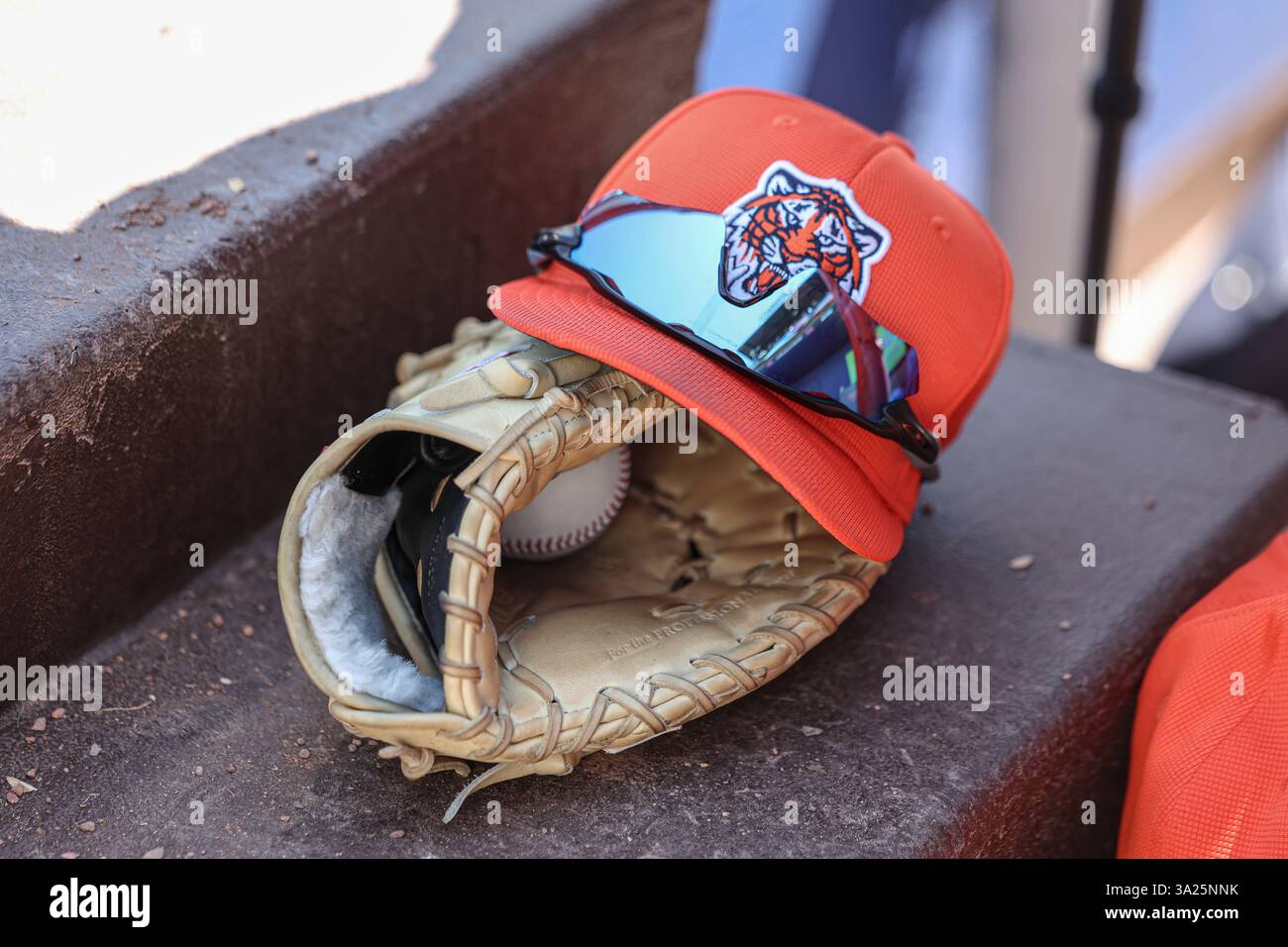 North Port FL USA; Un'immagine generale di un guanto e di un cappello di uno dei Detroit Tigers durante una partita di allenamento primaverile della MLB contro gli Atlanta Braves al CoolToday Park. I Tigers batterono i Braves per 3-1. (Kim Hukari/immagine dello sport) Foto Stock