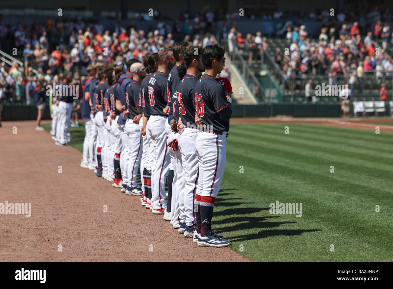North Port FL USA; gli Atlanta Braves sono presenti all'inno nazionale prima di una partita di allenamento primaverile della MLB contro i Detroit Tigers al CoolToday Park. I Tigers batterono i Braves per 3-1. (Kim Hukari/immagine dello sport) Foto Stock