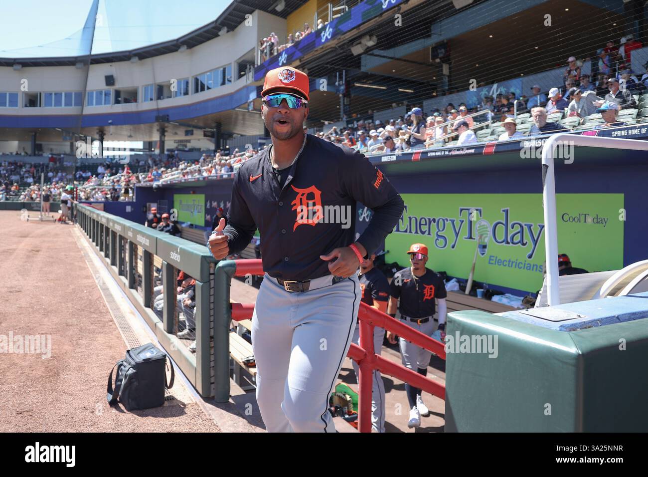 North Port FL USA; l'esterno dei Detroit Tigers Justyn-Henry Malloy (44) si dirige in campo prima di una partita di allenamento primaverile della MLB contro gli Atlanta Braves al CoolToday Park. I Tigers batterono i Braves per 3-1. (Kim Hukari/immagine dello sport) Foto Stock