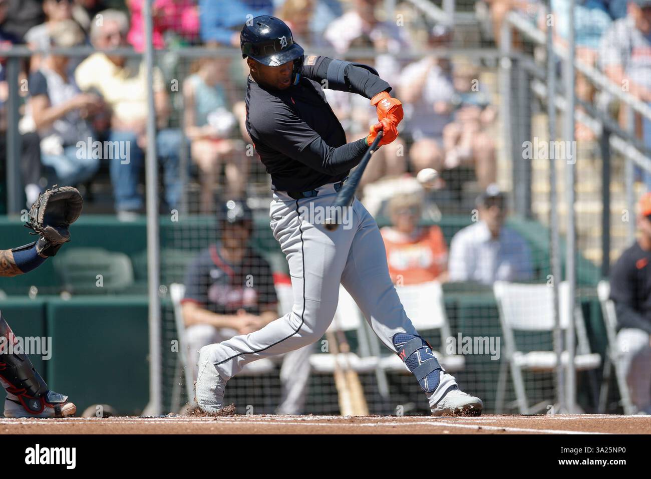 North Port FL USA; l'esterno dei Detroit Tigers Justyn-Henry Malloy (44) vola al centro del campo durante una partita di allenamento primaverile della MLB contro gli Atlanta Braves al CoolToday Park. I Tigers batterono i Braves per 3-1. (Kim Hukari/immagine dello sport) Foto Stock