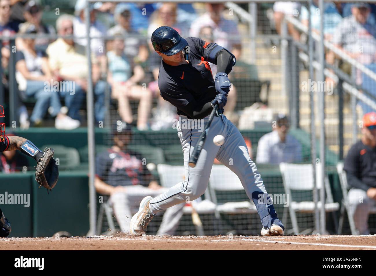 North Port FL USA; la terza base dei Detroit Tigers, Jace Jung (17), si trova al lanciatore degli Atlanta Braves Grant Holmes (66) durante una partita di allenamento primaverile della MLB al CoolToday Park. I Tigers batterono i Braves per 3-1. (Kim Hukari/immagine dello sport) Foto Stock