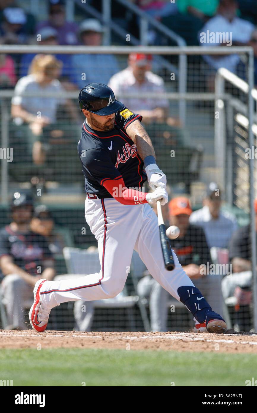 North Port FL USA; il ricevitore degli Atlanta Braves Curt Casali (93) vola al centro del campo durante una partita di allenamento primaverile della MLB contro i Detroit Tigers al CoolToday Park. I Tigers batterono i Braves per 3-1. (Kim Hukari/immagine dello sport) Foto Stock