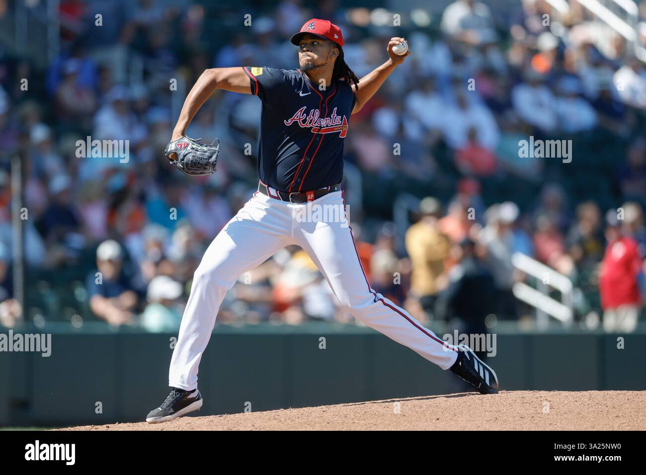 North Port FL USA; il lanciatore degli Atlanta Braves Angel Perdomo (68) lancia un campo durante una partita di allenamento primaverile della MLB contro i Detroit Tigers al CoolToday Park. I Tigers batterono i Braves per 3-1. (Kim Hukari/immagine dello sport) Foto Stock