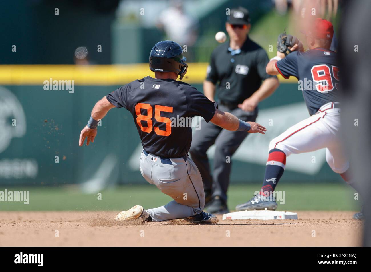 North Port FL USA; l'interbase dei Detroit Tigers Kevin McGonigle (85) ruba tranquillamente la seconda base durante una partita di allenamento primaverile della MLB contro gli Atlanta Braves al CoolToday Park. I Tigers batterono i Braves per 3-1. (Kim Hukari/immagine dello sport) Foto Stock