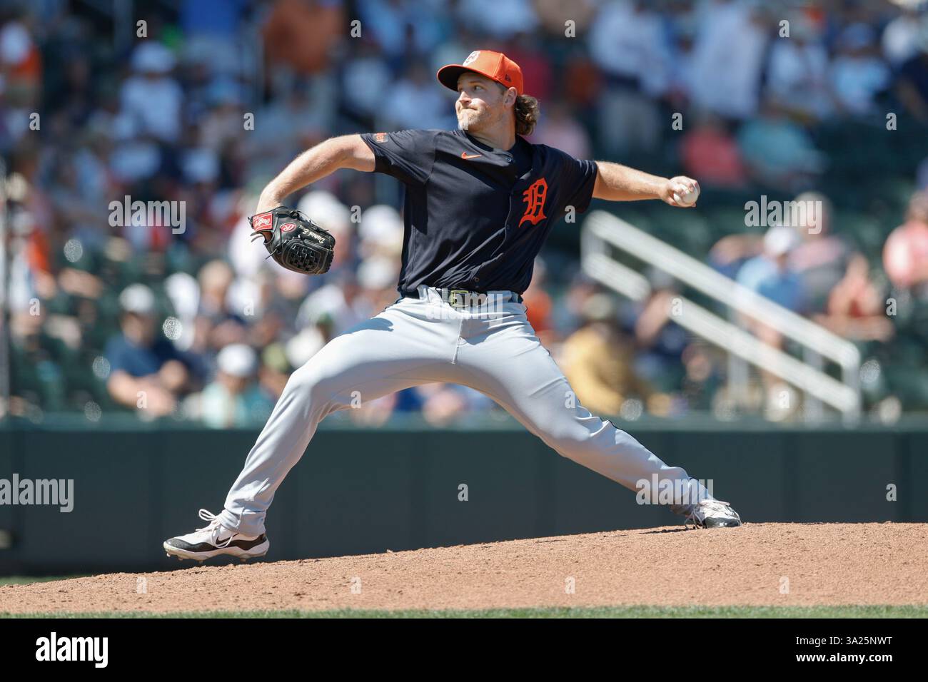 North Port FL USA; il lanciatore dei Detroit Tigers Dietrich Enns (72) lancia un campo durante una partita di allenamento primaverile della MLB contro gli Atlanta Braves al CoolToday Park. I Tigers batterono i Braves per 3-1. (Kim Hukari/immagine dello sport) Foto Stock