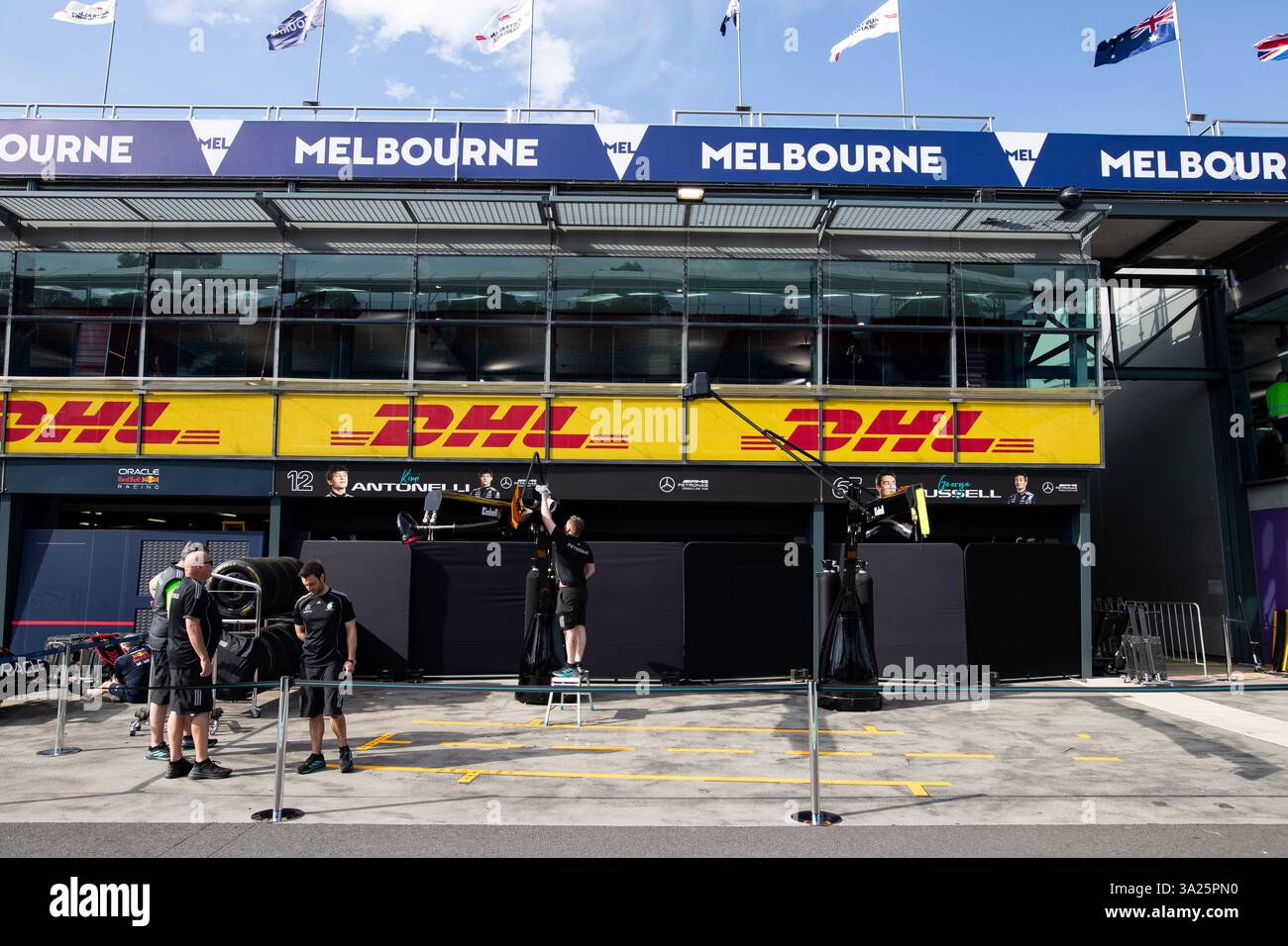 Mercedes AMG F1 Team garage, box, pitlane, durante la Formula 1 Louis Vuitton Australian Grand Prix 2025, 1° round del Campionato del mondo di Formula 1 FIA 2025 dal 14 al 16 marzo 2025 sull'Albert Park Grand Prix Circuit, a Melbourne, Australia Foto Stock