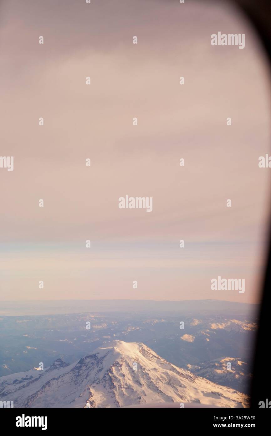 Vista dalla finestra dell'aeroplano di Mount Rainier, Ashford, Washington, USA. Foto Stock