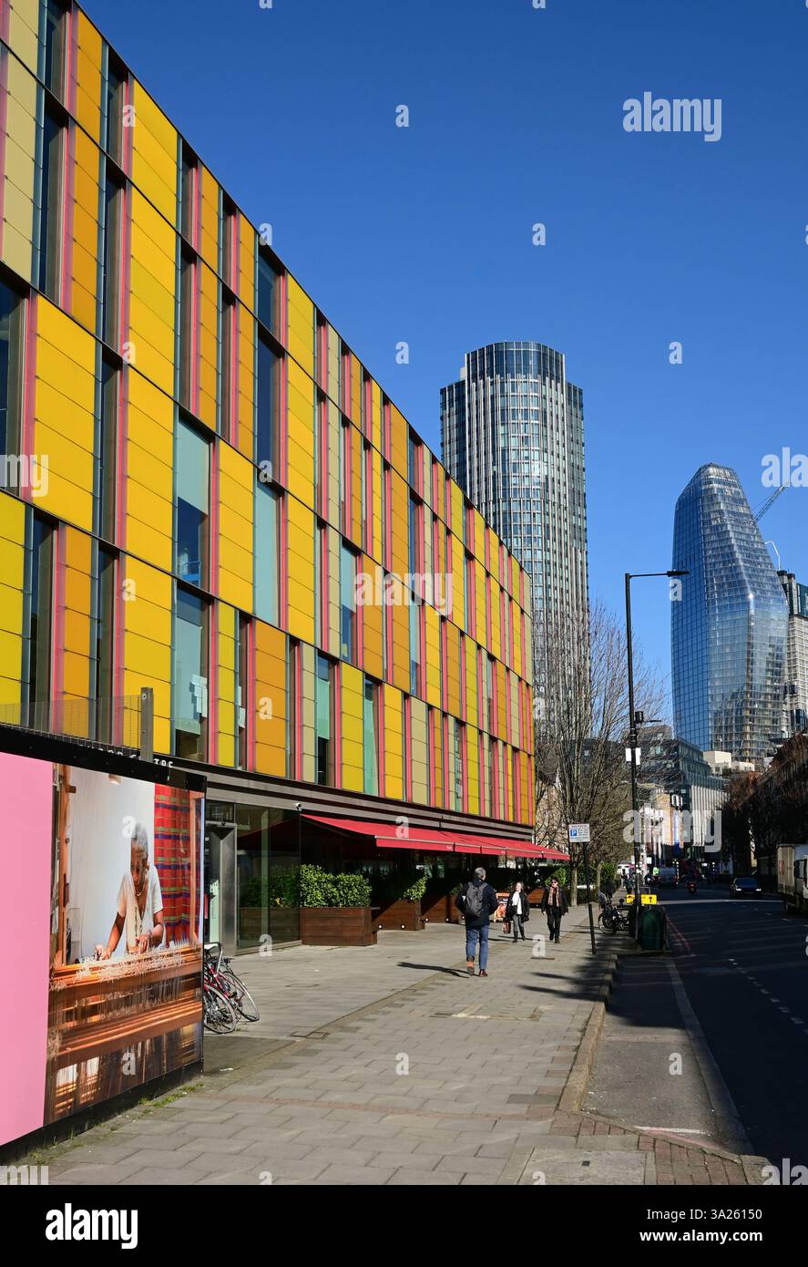 Edificio colorato in Stamford Street con moderni edifici a torre sul retro, Londra, Inghilterra, Regno Unito Foto Stock
