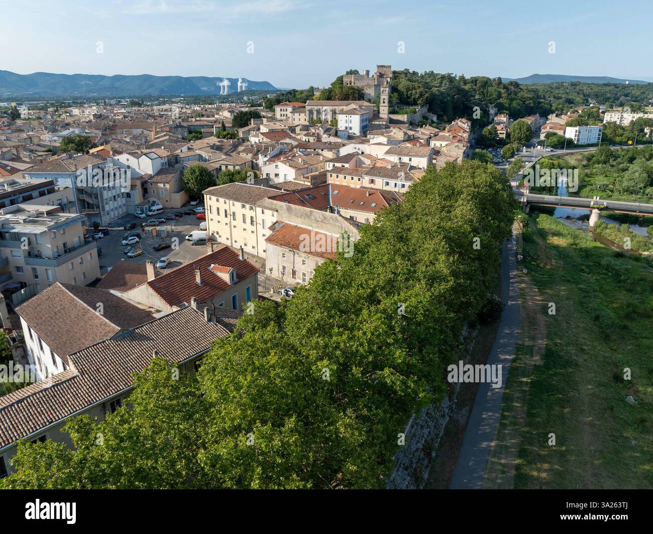 Montélimar (Francia sud-orientale): Vista del castello “château des Adhemar” dal Boulevard du Fust. Lo sfondo della centrale nucleare di Cruas Foto Stock