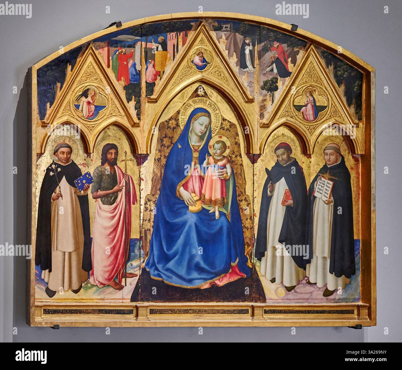 Madonna in trono col bambino con S.Domenico,S.. Giovanni Battista, S.. Pietro martire e S. Tommaso d'Aquino , detto Trittico di San Pietro Martire - t Foto Stock