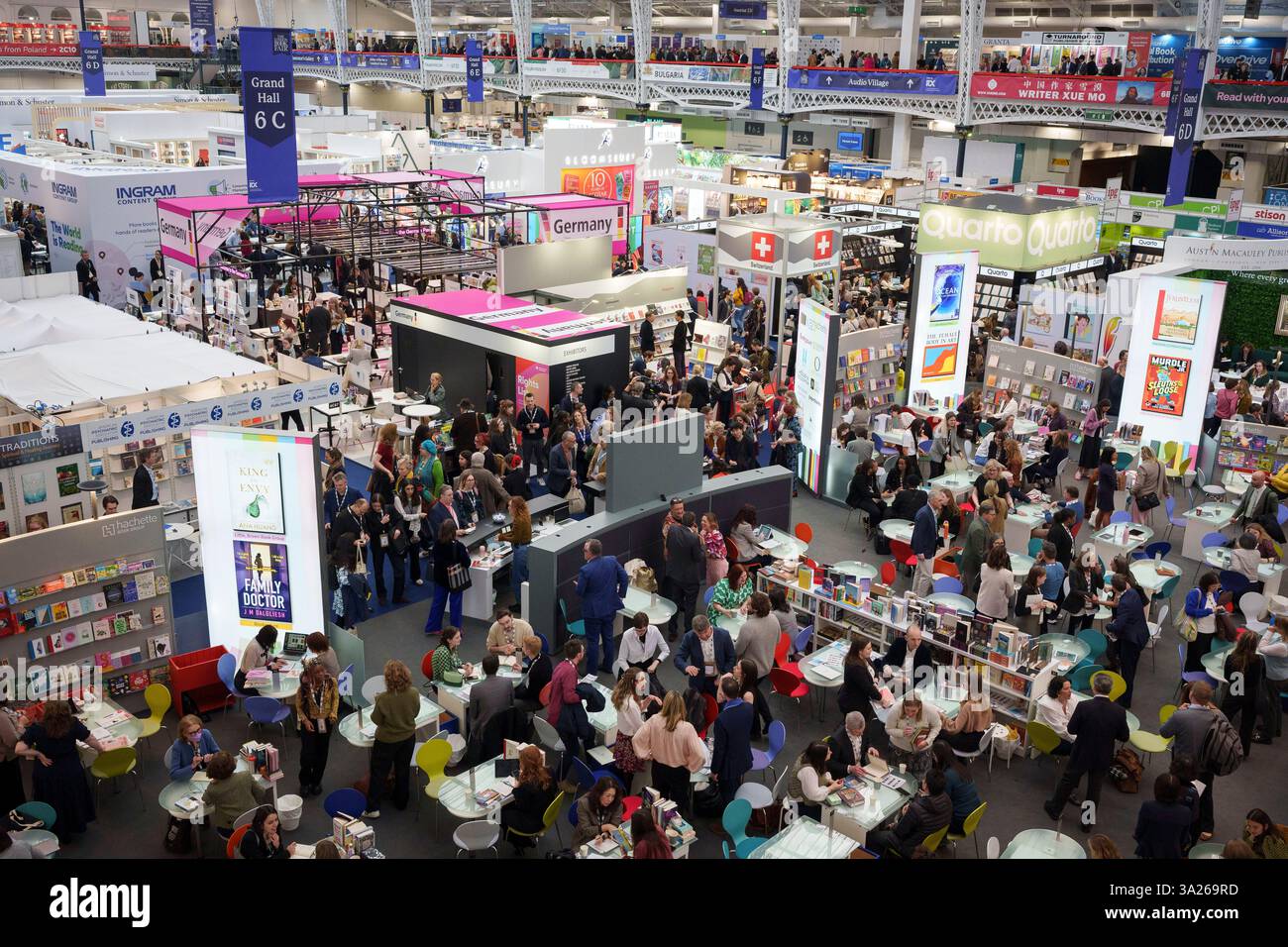 Una vista aerea il primo giorno della London Book Fair presso lo spazio espositivo Olympia London, l'11 marzo 2025, a Londra, Inghilterra. La London Book Fair è un mercato internazionale annuale del settore del libro per la negoziazione dei diritti e la vendita e la distribuzione di contenuti editoriali su stampa, audio, TV, film e canali digitali. «LBF» attrae tipicamente 25.000 visitatori ed espositori durante i suoi tre giorni di evento. Foto Stock