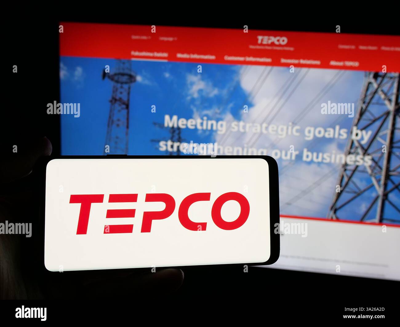 Germania. 22 gennaio 2025. In questa illustrazione fotografica, una persona ha in mano uno smartphone con il logo dell'azienda energetica Tokyo Electric Power Company (TEPCO) sullo schermo davanti al sito Web. (Immagine di credito: © Timon Schneider/SOPA Images via ZUMA Press Wire) SOLO PER USO EDITORIALE! Non per USO commerciale! Foto Stock
