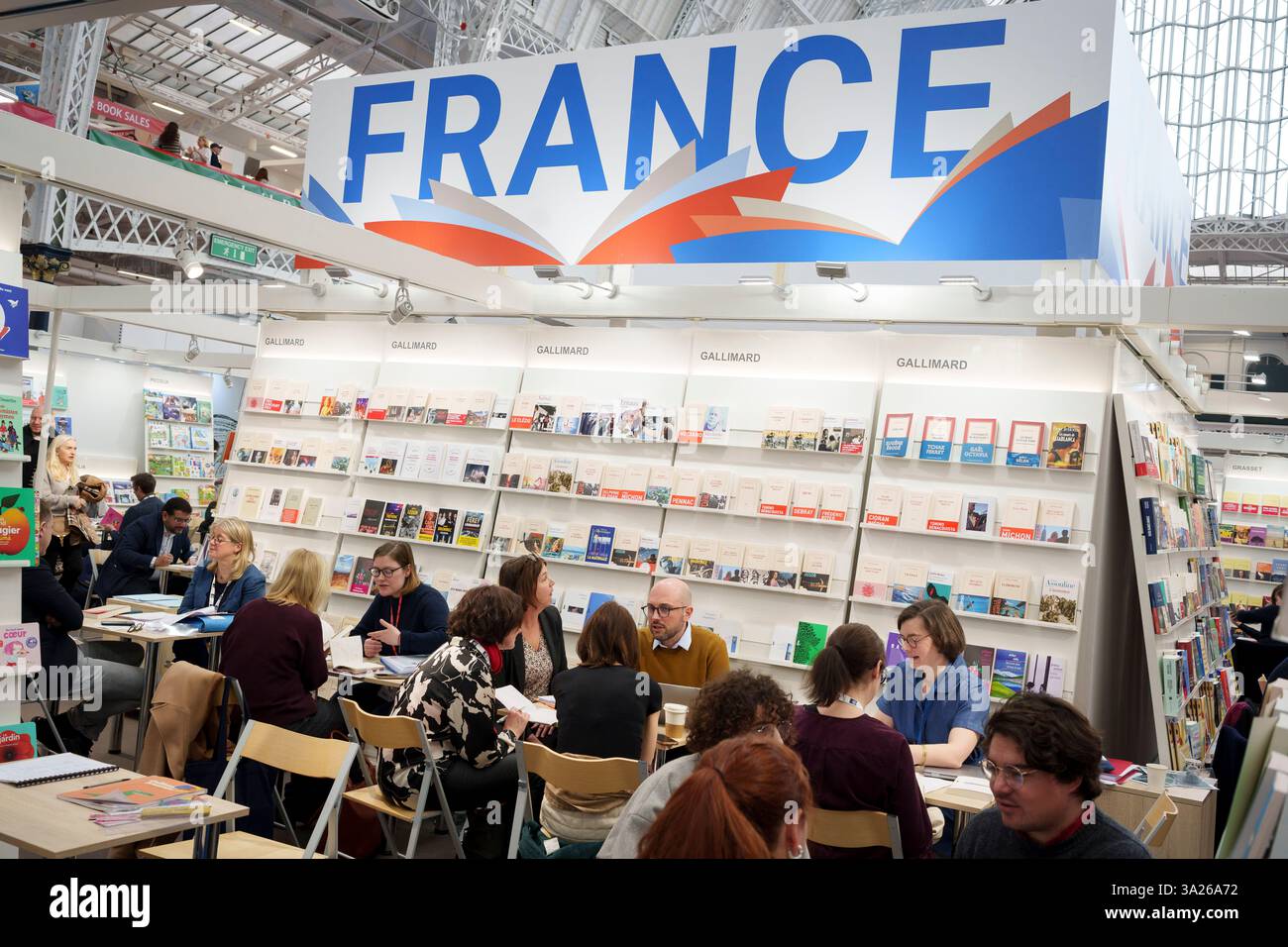 Lo stand francese nel primo giorno della London Book Fair presso lo spazio espositivo Olympia London, l'11 marzo 2025, a Londra, Inghilterra. La London Book Fair è un mercato internazionale annuale del settore del libro per la negoziazione dei diritti e la vendita e la distribuzione di contenuti editoriali su stampa, audio, TV, film e canali digitali. «LBF» attrae tipicamente 25.000 visitatori ed espositori durante i suoi tre giorni di evento. Foto Stock