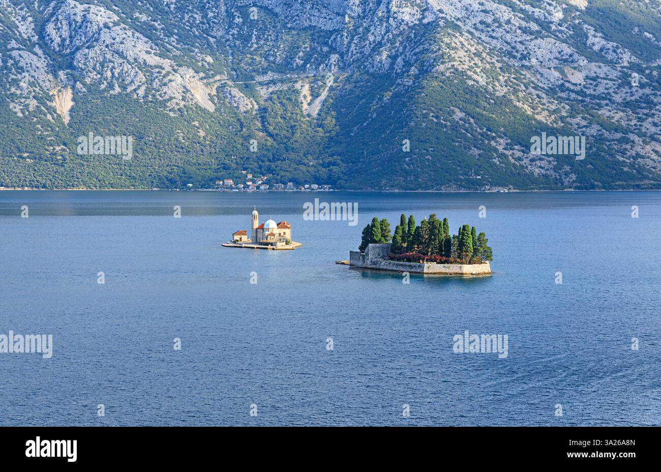 Scorcio della baia di Cattaro in Montenegro: Vista degli isolotti del monastero cattolico di San Giorgio e di nostra Signora delle rocce. Foto Stock