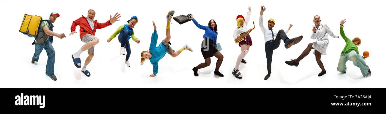 Gruppo di persone diverse di professioni e stili di vita diversi che si muovono energicamente in azione sincronizzata. Foto Stock