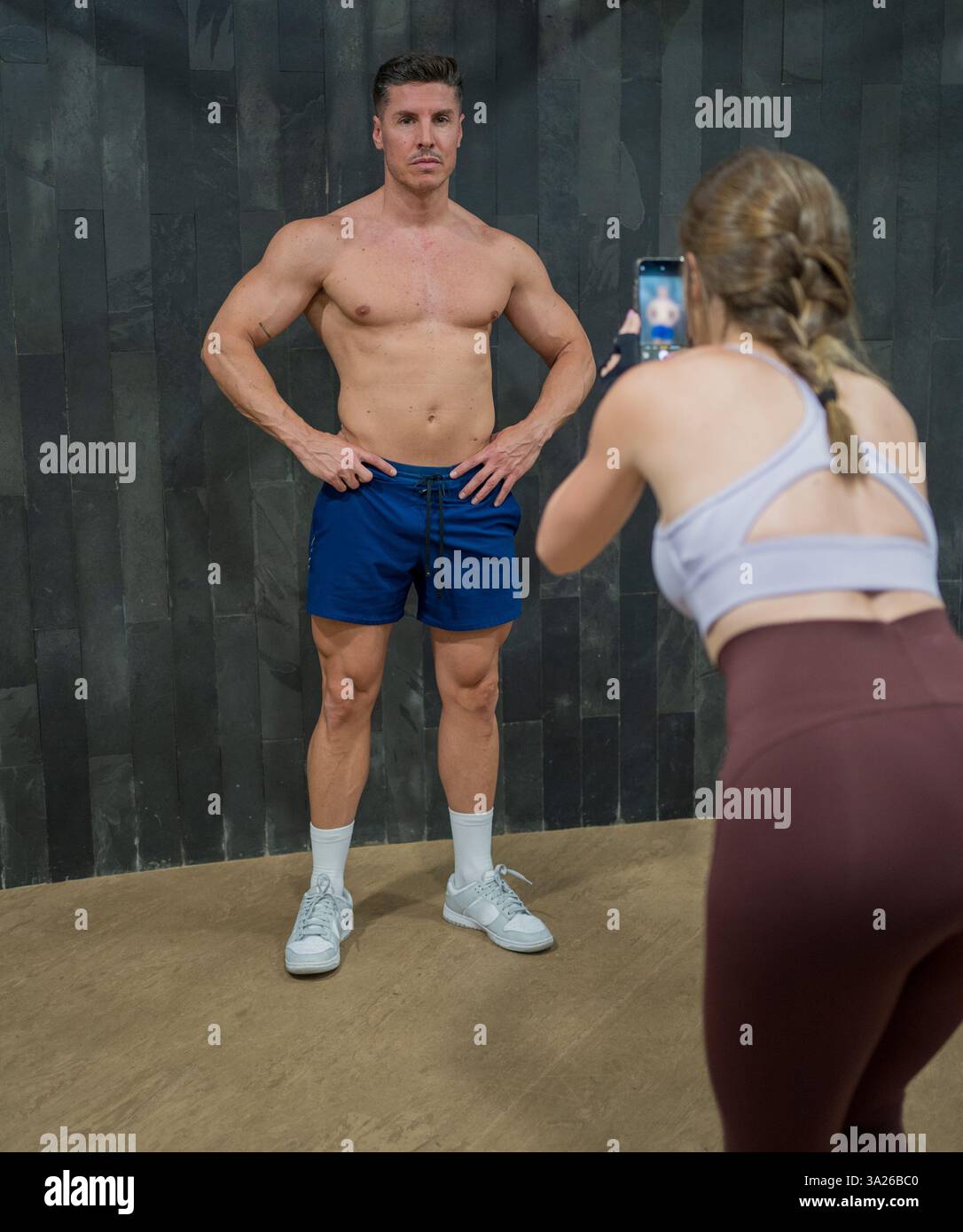 Gli appassionati di fitness catturano l'essenza dell'ispirazione per l'allenamento attraverso varie attività e pose Foto Stock