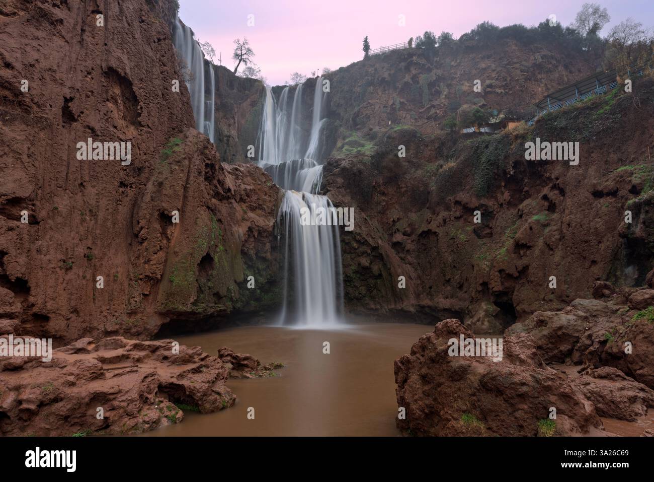 Le Cascades d'Ouzoud, situate nella provincia azilale del Marocco, sono un nome collettivo per diverse cascate a molti livelli. Foto Stock