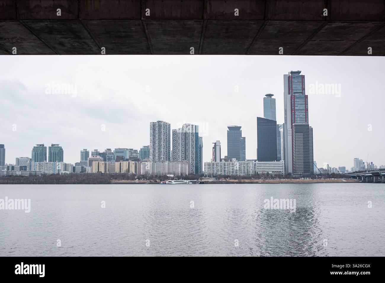 Il fiume Han Hangang e il paesaggio urbano di Seoul, capitale della Corea del Sud, il 3 febbraio 2024 Foto Stock