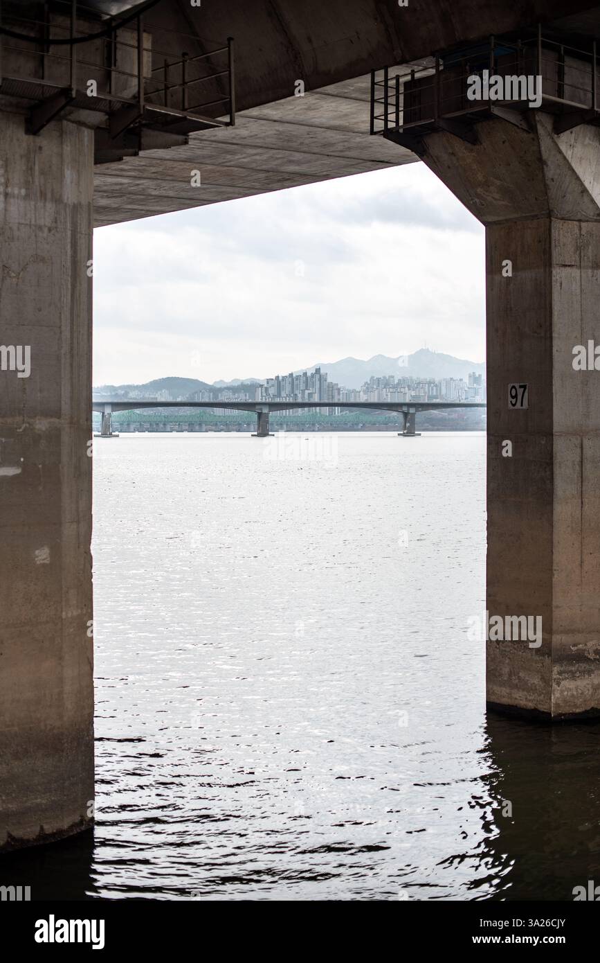 Il fiume Han Hangang e il paesaggio urbano di Seoul, capitale della Corea del Sud, il 3 febbraio 2024 Foto Stock