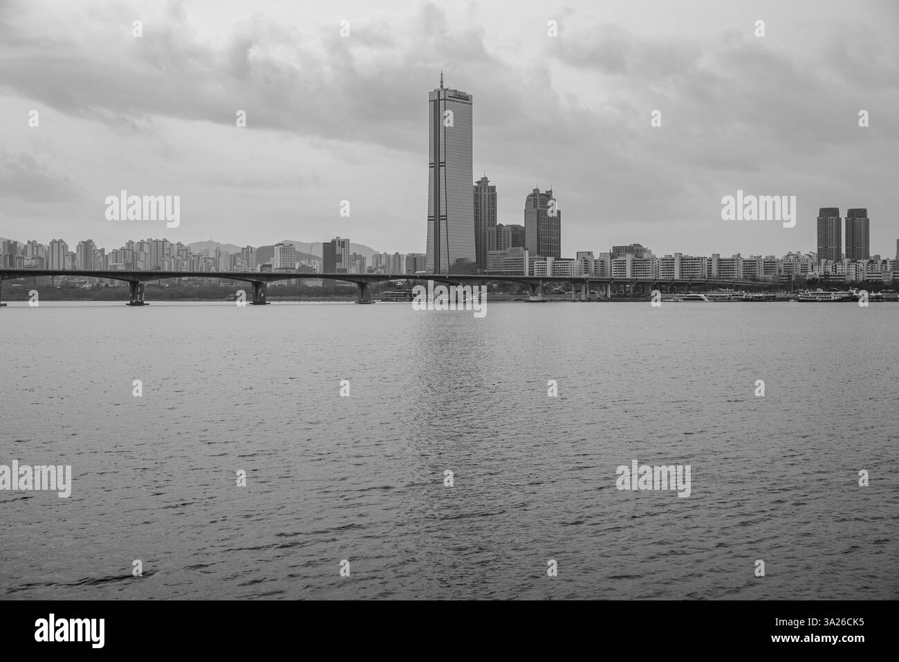 Il fiume Han Hangang e il paesaggio urbano di Seoul, capitale della Corea del Sud, il 3 febbraio 2024 Foto Stock