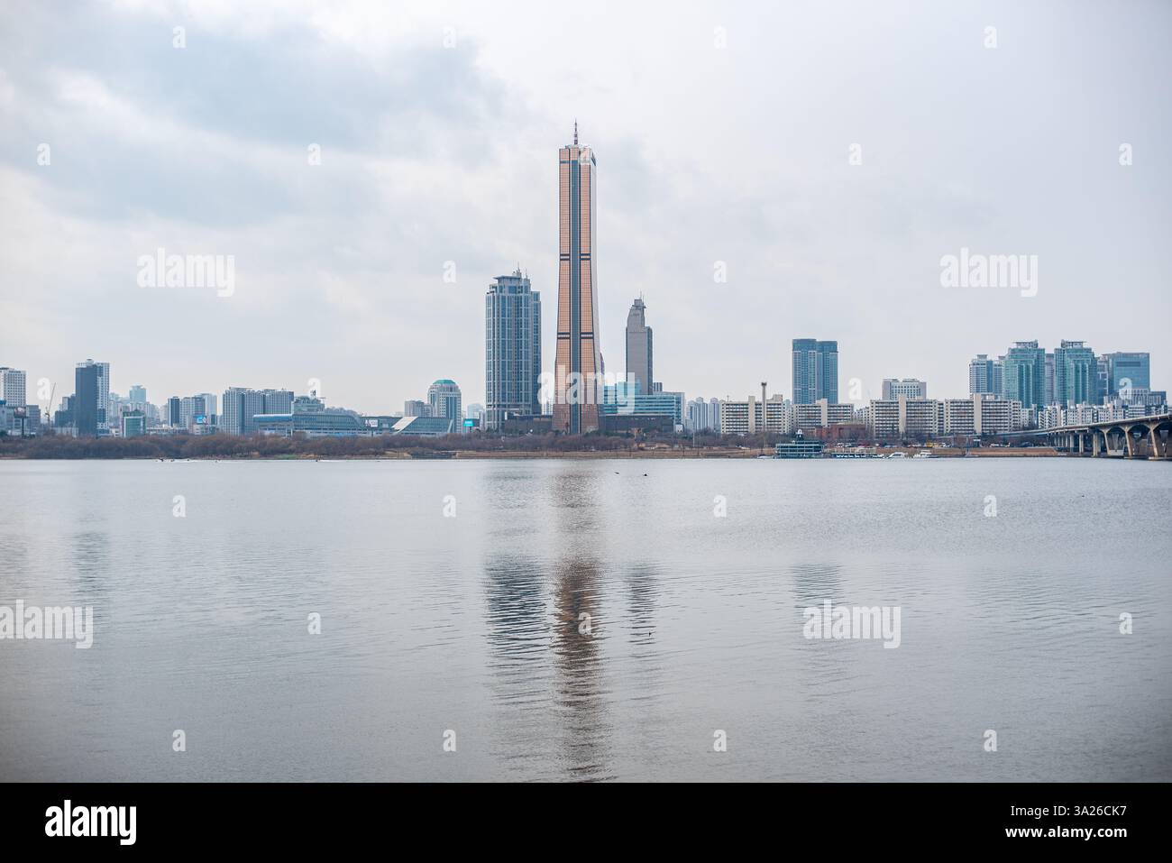 Il fiume Han Hangang e il paesaggio urbano di Seoul, capitale della Corea del Sud, il 3 febbraio 2024 Foto Stock