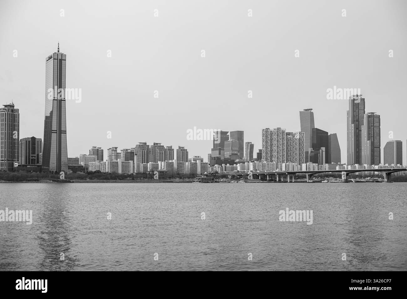 Il fiume Han Hangang e il paesaggio urbano di Seoul, capitale della Corea del Sud, il 3 febbraio 2024 Foto Stock