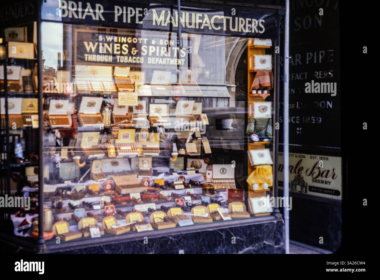 Una tabaccheria d'epoca nella Londra degli anni '1970 Foto Stock