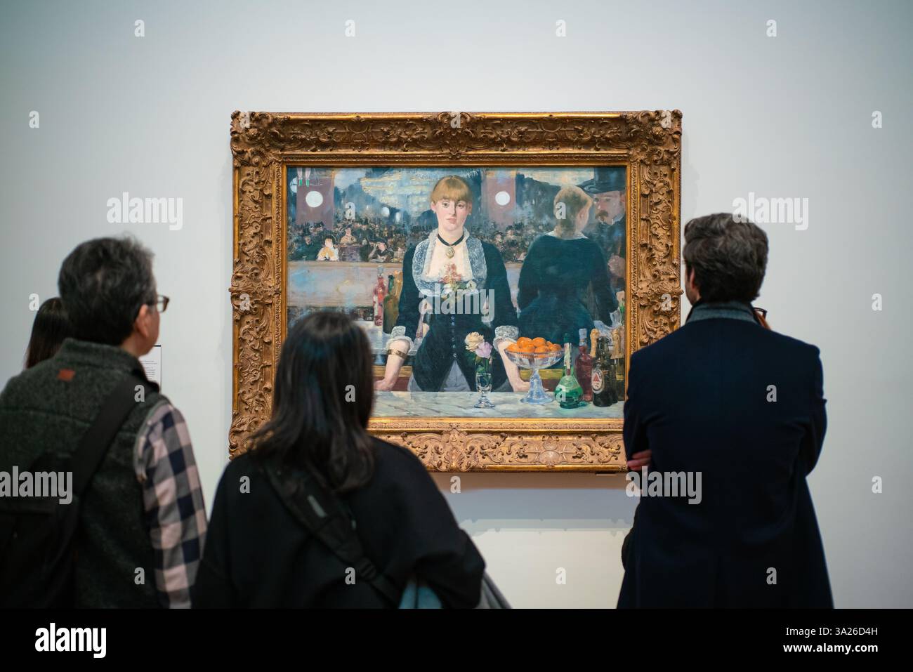I turisti ammirano il Manet's "Un bar al Folies-Begère" nella Cortauld Gallery di Londra Foto Stock