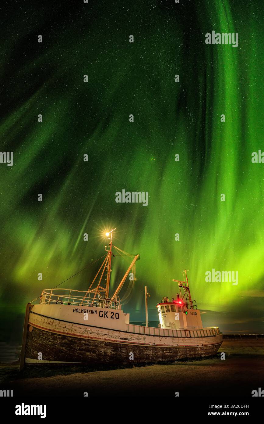 L'aurora boreale sull'Islanda di notte. Un'immagine spettacolare dell'aurora boreale con stelle Foto Stock L'aurora boreale sull'Islanda di notte. Un'immagine spettacolare dell'aurora boreale con stelle Foto Stock