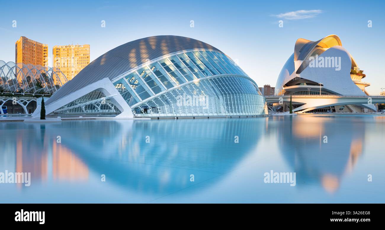 Città delle Arti e delle Scienze a Valencia, Spagna al tramonto con splendidi colori e riflessi: Un'immagine di viaggio Foto Stock Città delle Arti e delle Scienze a Valencia, Spagna al tramonto con splendidi colori e riflessi: Un'immagine di viaggio Foto Stock
