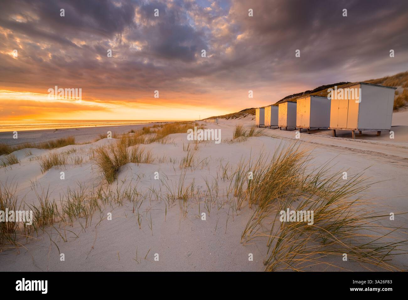 Un tramonto vivace e spettacolare sulla spiaggia con dune e splendidi colori nel cielo - Burgh-Haamstede, Paesi Bassi Foto Stock Un tramonto vivace e spettacolare sulla spiaggia con dune e splendidi colori nel cielo - Burgh-Haamstede, Paesi Bassi Foto Stock