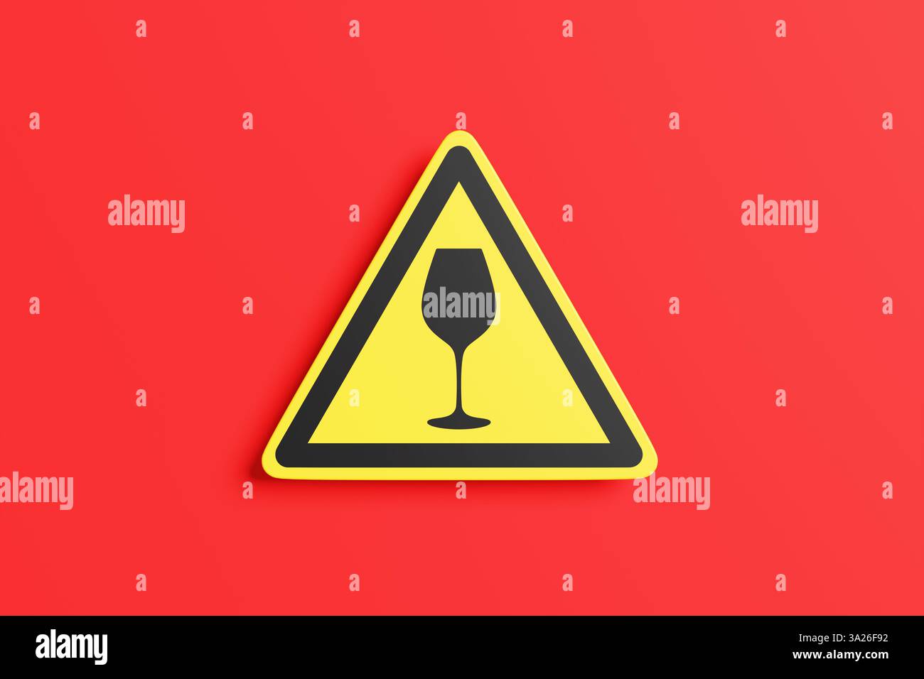 Cartello stradale triangolare giallo e nero che mostra un bicchiere di vino su sfondo rosso. Concetto di guida sotto l'influenza (DUI) e guida in stato di ebbrezza Foto Stock